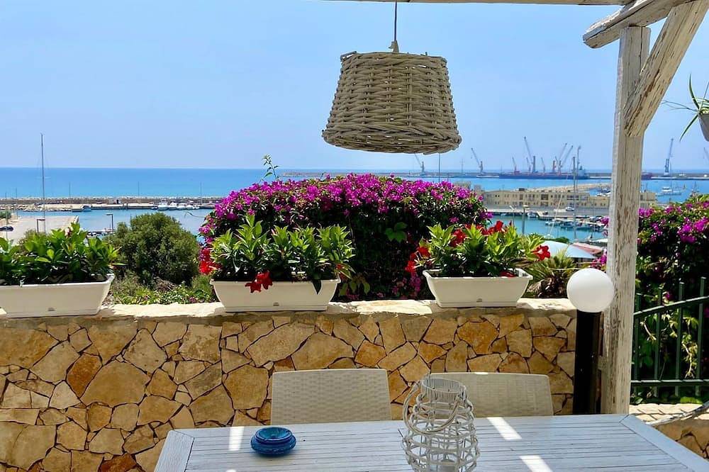 Casa Mare Holiday, with private terrace and view of Pozzallo harbor in Pozzallo, Province de Ragusa