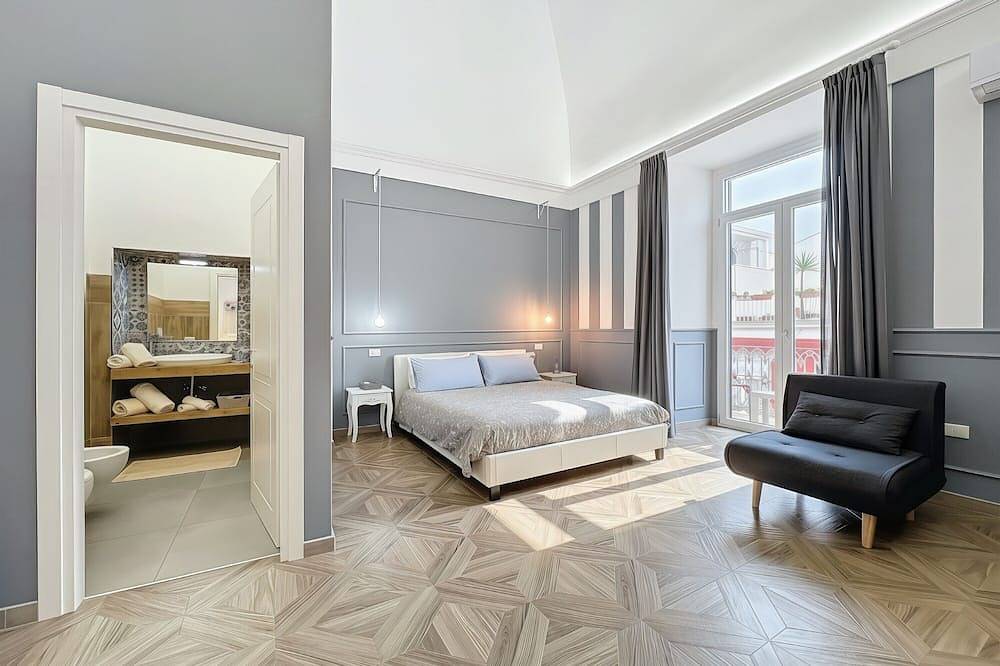 Bed and Breakfast 'Camera Queen - Orchidea Celeste' con Vista Mare, Wi-Fi e Aria Condizionata in Manfredonia, Gargano