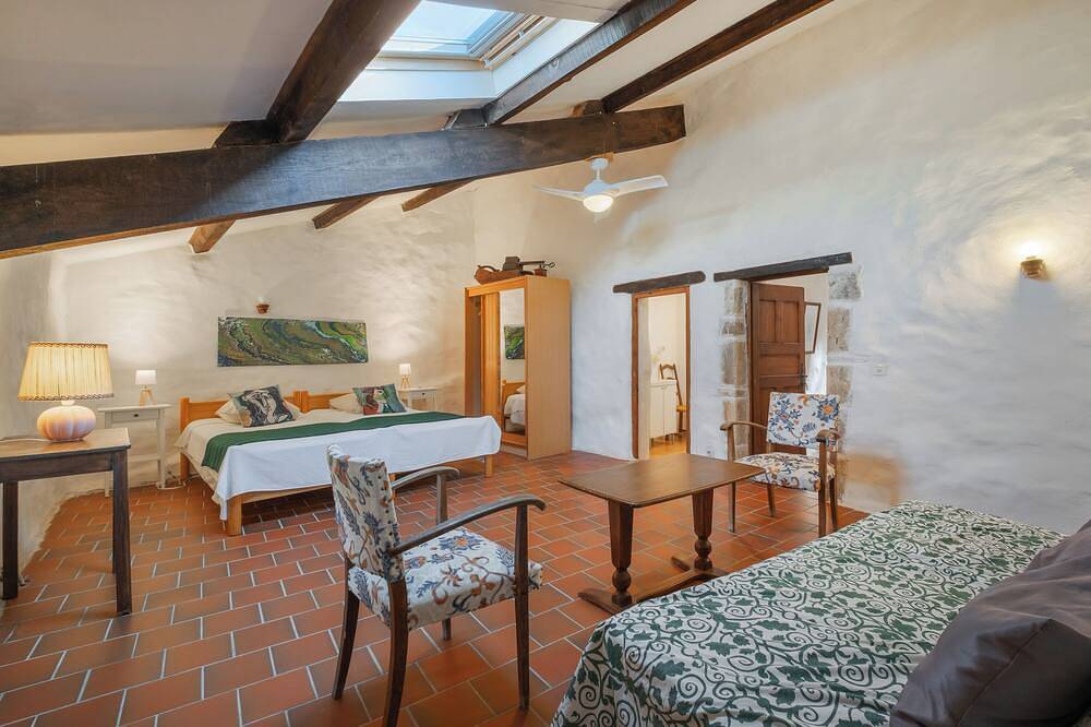 Large authentic house with swimming pool and tennis court, ideal for families and friends in Labastide-de-Virac, Gorges de l’Ardèche