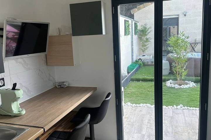Location de vacances pour 2 personnes, avec jardin ainsi que piscine et terrasse à Tresses