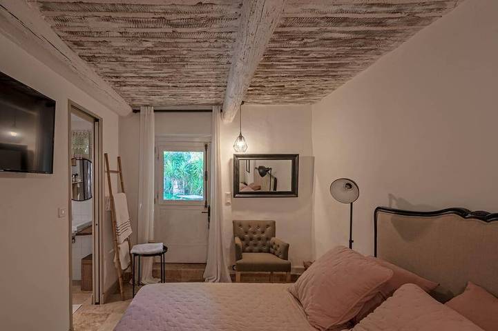 Timeless Provencal farmhouse and large swimming pool in a magnificent wooded park in Plan-d'Orgon, Arles und Umgebung