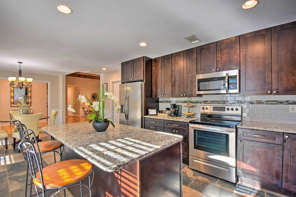 Remodeled Family Home ~ 2 Mi to Lake Lanier! in Lake Lanier