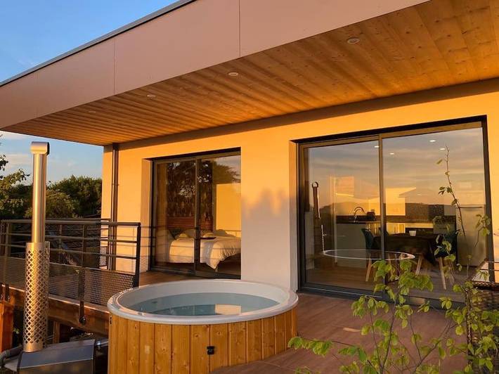 Gîte pour 4 personnes, avec terrasse ainsi que vue et jardin dans Beauménil