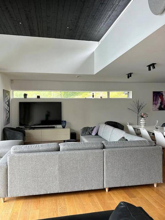 Nydelig villa ved sjøen med oppvarmet basseng in Bergen, Vestland