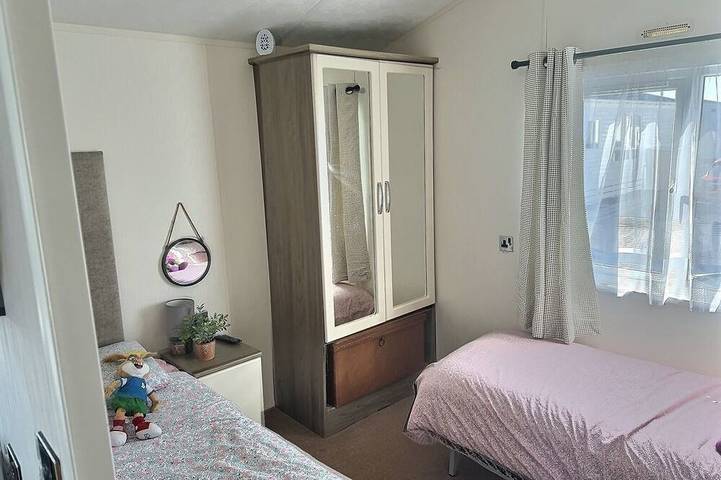 Sea Front 2 Bedroom Lodge (Honeysuckle 95) at Trecco Bay Holiday Park, Porthcawl in Porthcawl, Bridgend e dintorni