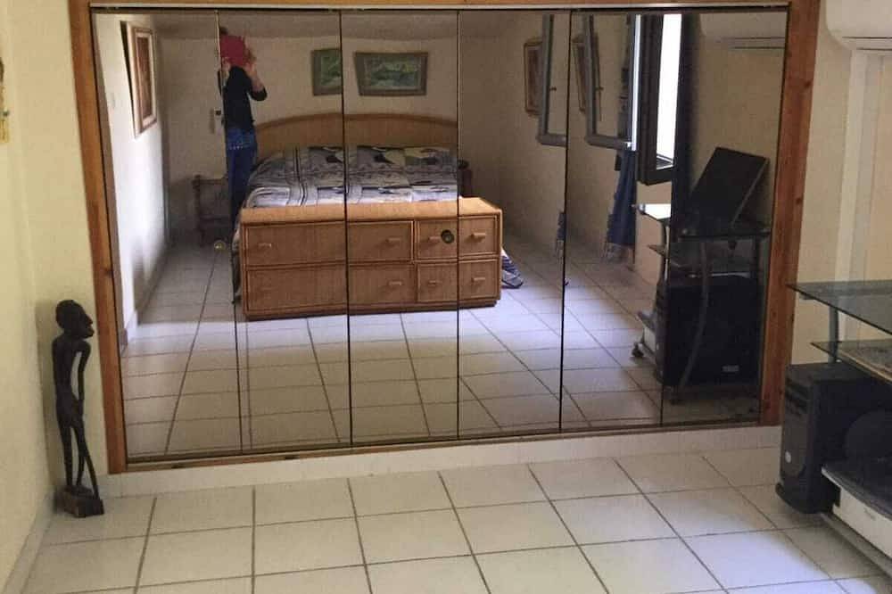 Villa en la península de Giens con piscina y tranquilo jardín mediterráneo in Hyeres, Parque nacional Port-Cros