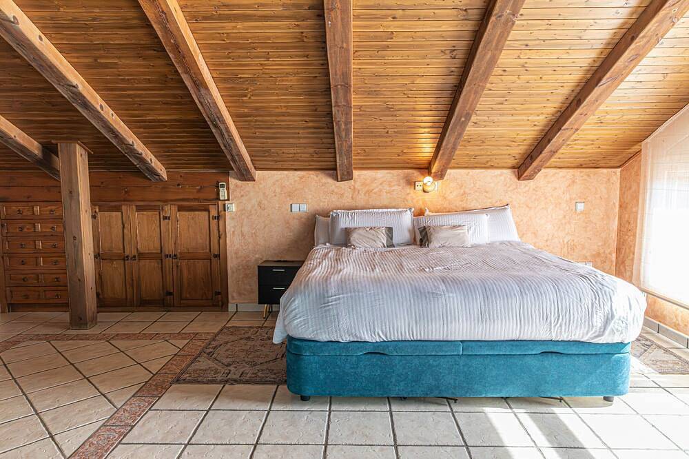 Luxury Villa Near Madrid - Pool, Cinema, Mountain Views & La Pedriza in Soto del Real, Área Metropolitana de Madrid