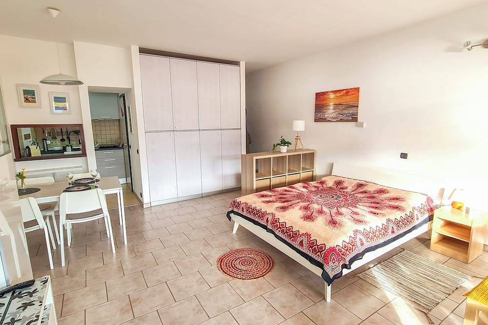 Ganze Wohnung, Attraktives Studio mit Balkon, Pool und Traumseesicht in Susello, Ghiffa