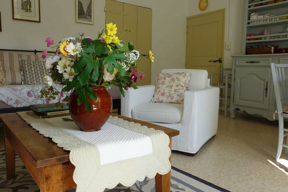 Entire apartment, Casinha de Campo na Casa de um Viticultor do Século Xviii in Boissières, Nimes region