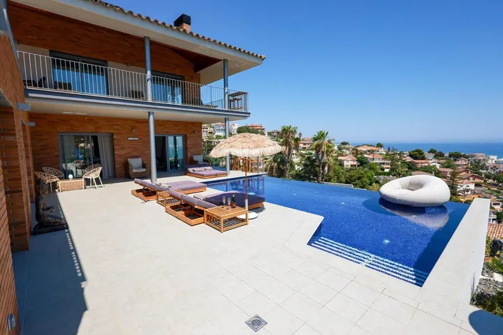 Chalet para 13 personas, con jardín además de vistas y piscina - 1