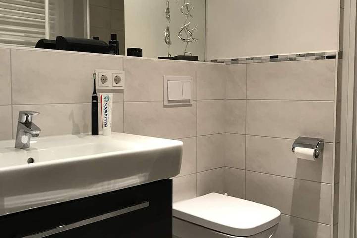 Entire apartment, Modern apartment in direct beach location / Pool /sauna /W-Lan, parking included in Strand Baabe, Baabe