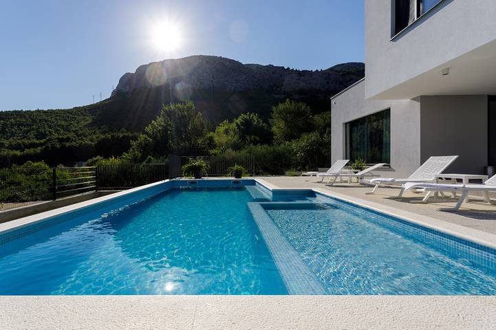 Villa pour 7 personnes, avec Balcon/Terrasse ainsi que Jardin et Piscine à Solin