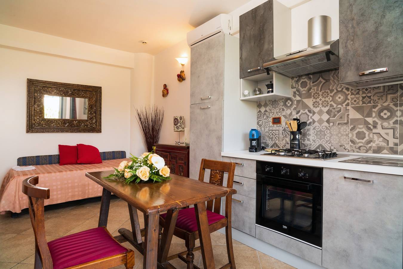 Apartamento entero, Apartamento vacacional 'Garden Cottage I Dammusi - Arancio' con vistas a la montaña in Castelmola, Provincia de Messina