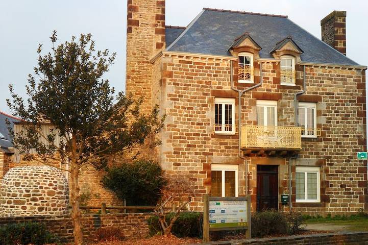 Gîte pour 7 personnes, avec balcon ainsi que jacuzzi et jardin à Sains