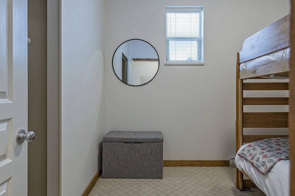 Ganze Wohnung, Large corner unit in Creekside - perfect location close to the trails & village! in Silver Star