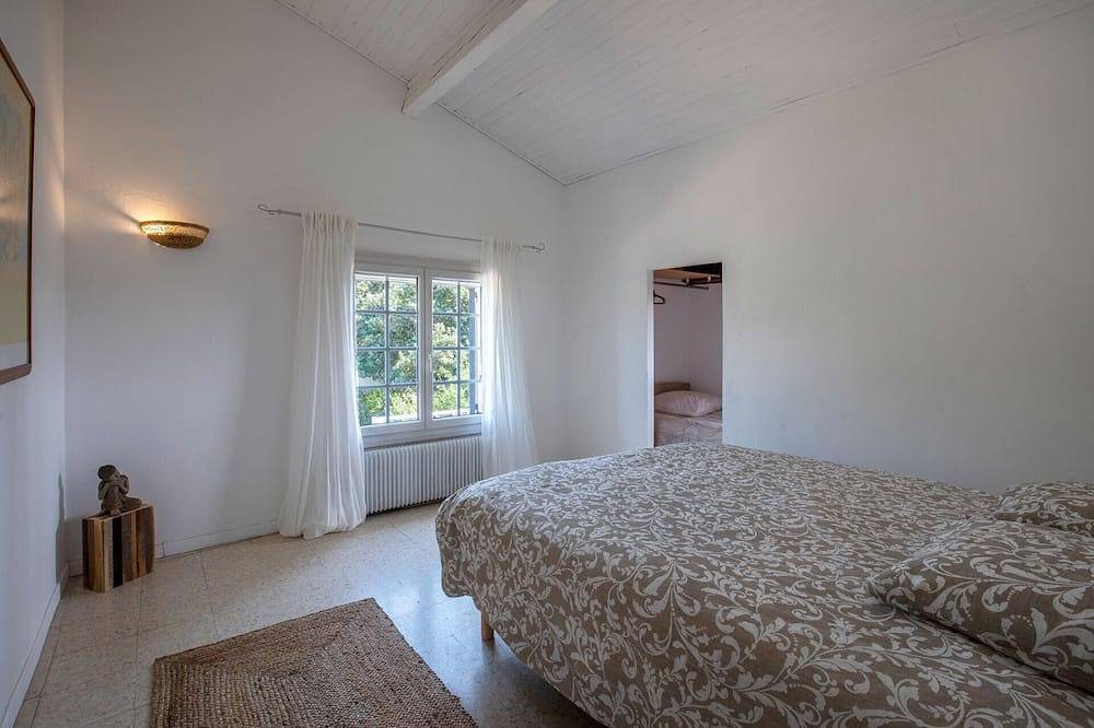 Bright villa with swimming pool near Montpellier, ideal for family or friends in Saint-Georges-d'Orques, Côte d'Améthyste