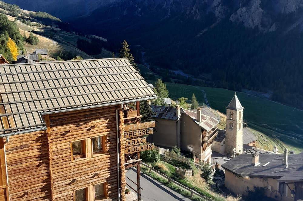 Chalet Luxueux à 500 Mètres des Pistes Avec Terrasse Plein sud in Saint-Véran, Queyras