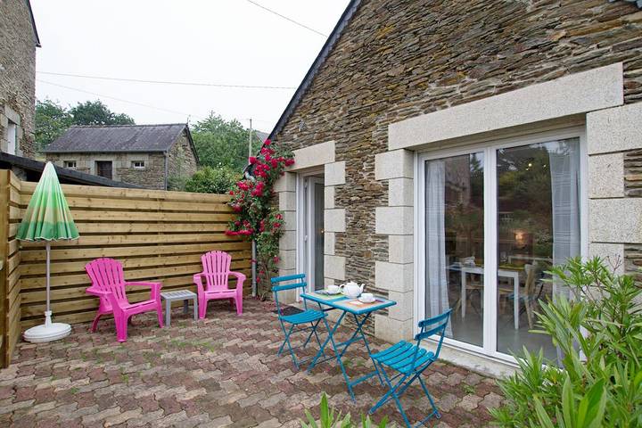 Gîte pour 2 personnes, avec Terrasse ainsi que Jardin et Vue à Guillac