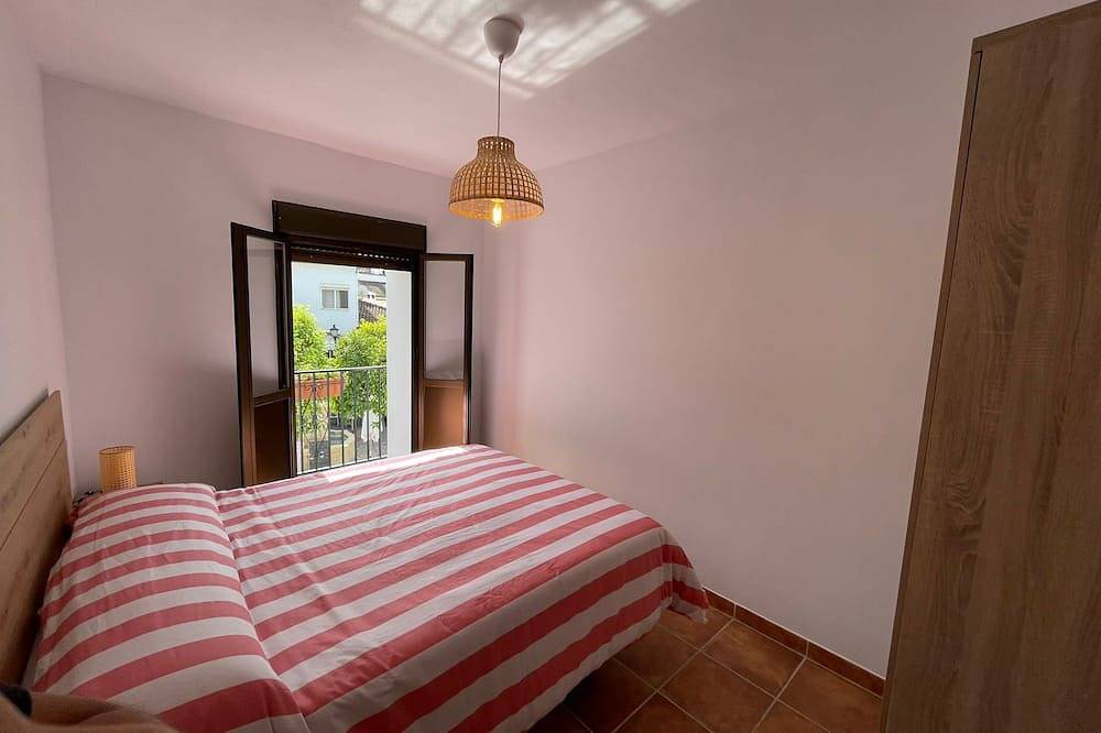 Entire apartment, Cozy house in the center. With fireplace, terrace, kitchen... in El Bosque, White Villages