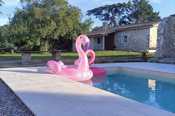 Gîte pour 2 personnes, avec piscine ainsi que jardin et terrasse à Lauzun