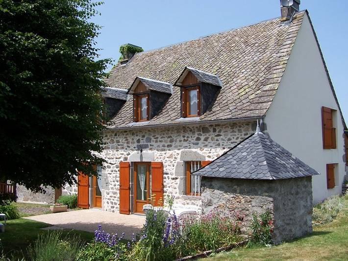 Gîte pour 8 personnes, avec Terrasse ainsi que Jardin et Vue à Tauves