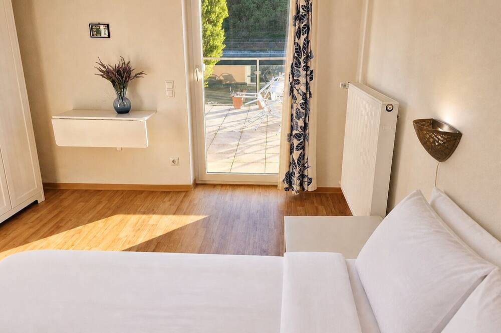 Fabulous riverfront 8-bedroom villa in Sankt Goarshausen for your retreat in Sankt Goarshausen, Mittelrhein