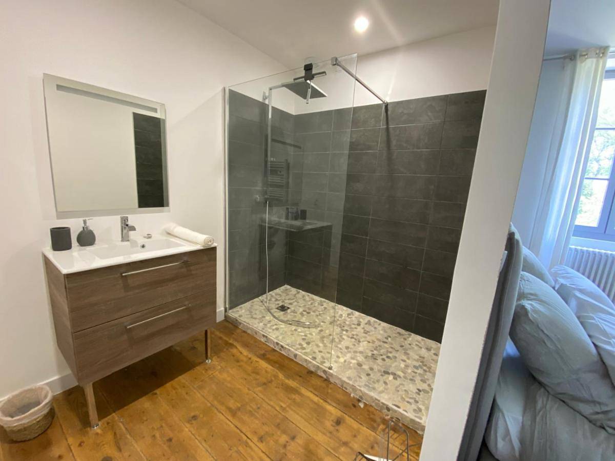 Double Room with Private Bathroom in Mirande, Gers