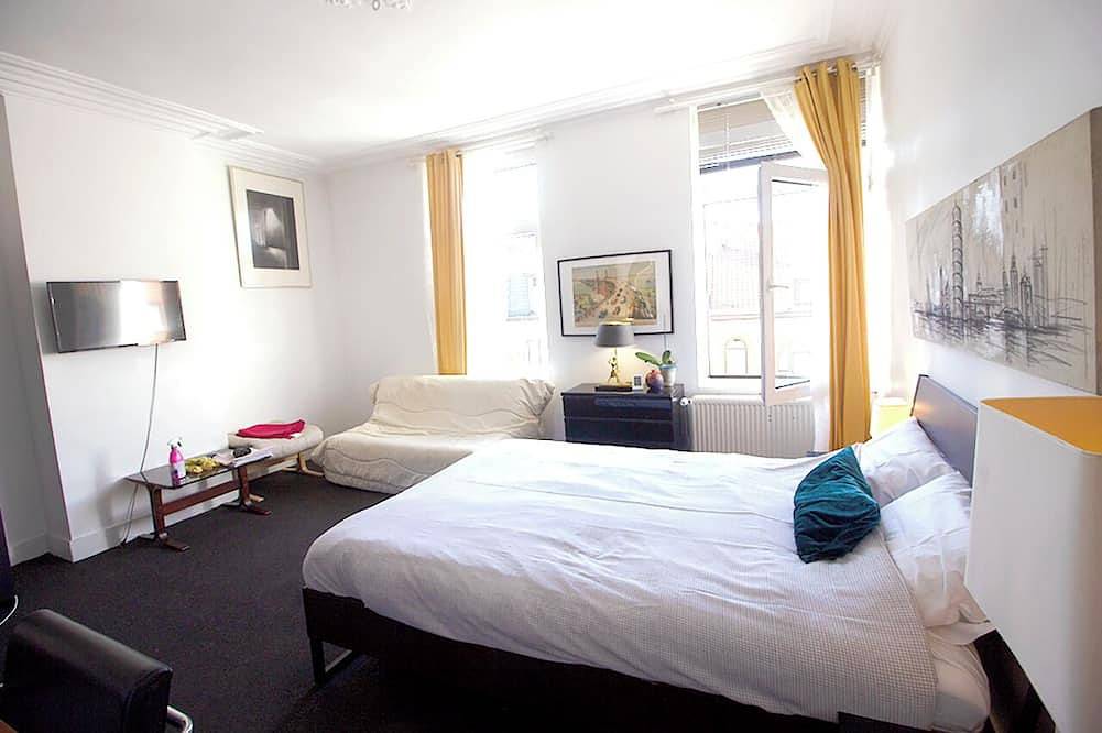Geheel appartement, Handy Studio near Zaventem airport in Schaarbeek, Vlaanderen