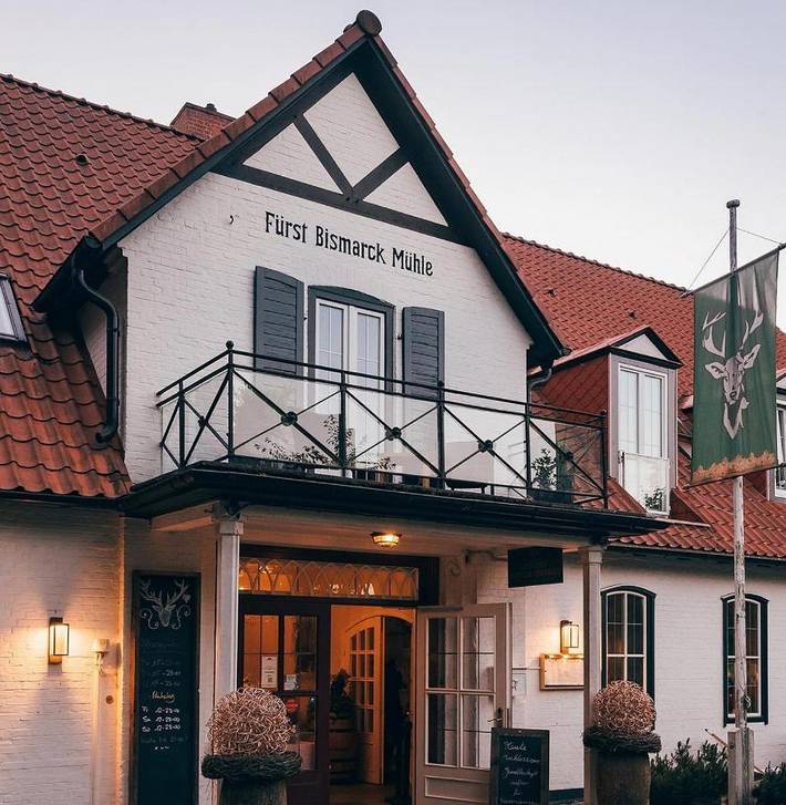 Hotel, mit Terrasse und Seeblick sowie Ausblick in Hamburg Umland