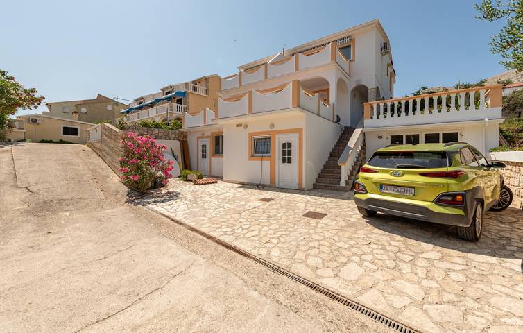 Ganze Ferienwohnung, Apartment mit Meerblick, Terrasse, Küche und WLAN – 900 m vom Strand Gradska Plaža entfernt in Pag Stadt, Pag