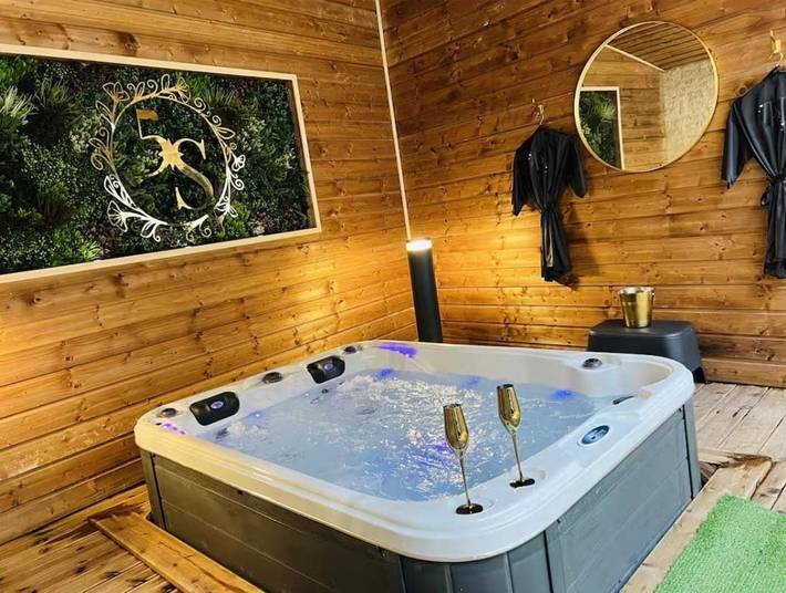 Location de vacances pour 2 personnes, avec Jacuzzi et Terrasse à Frontenay-Rohan-Rohan