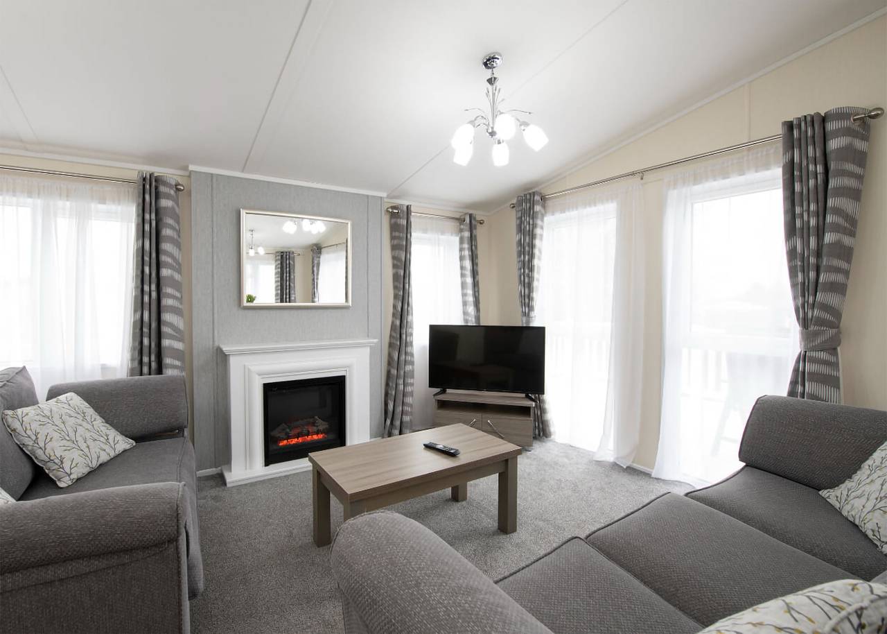 Deluxe Lodge, parking, ensuite, decking & hot tub in Skegness, Lincolnshire