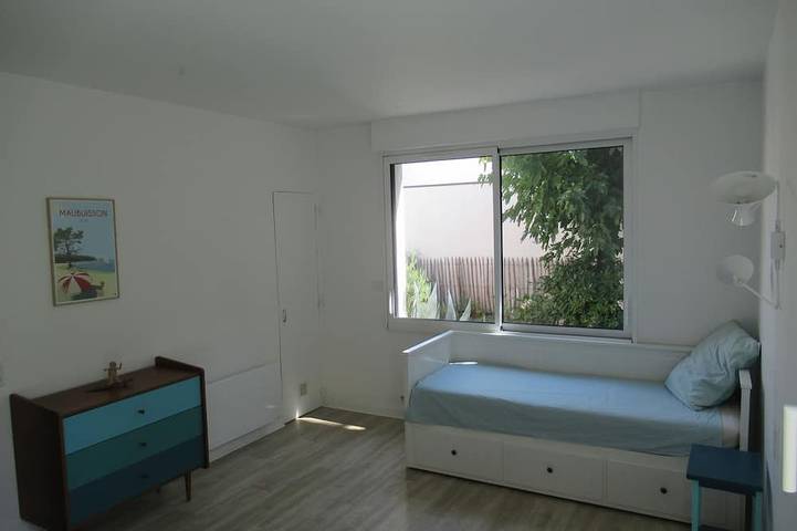 House in a green setting, with splendid view of the lake and 80m from its beaches! in Carcans, Médoc Regional Natural Park