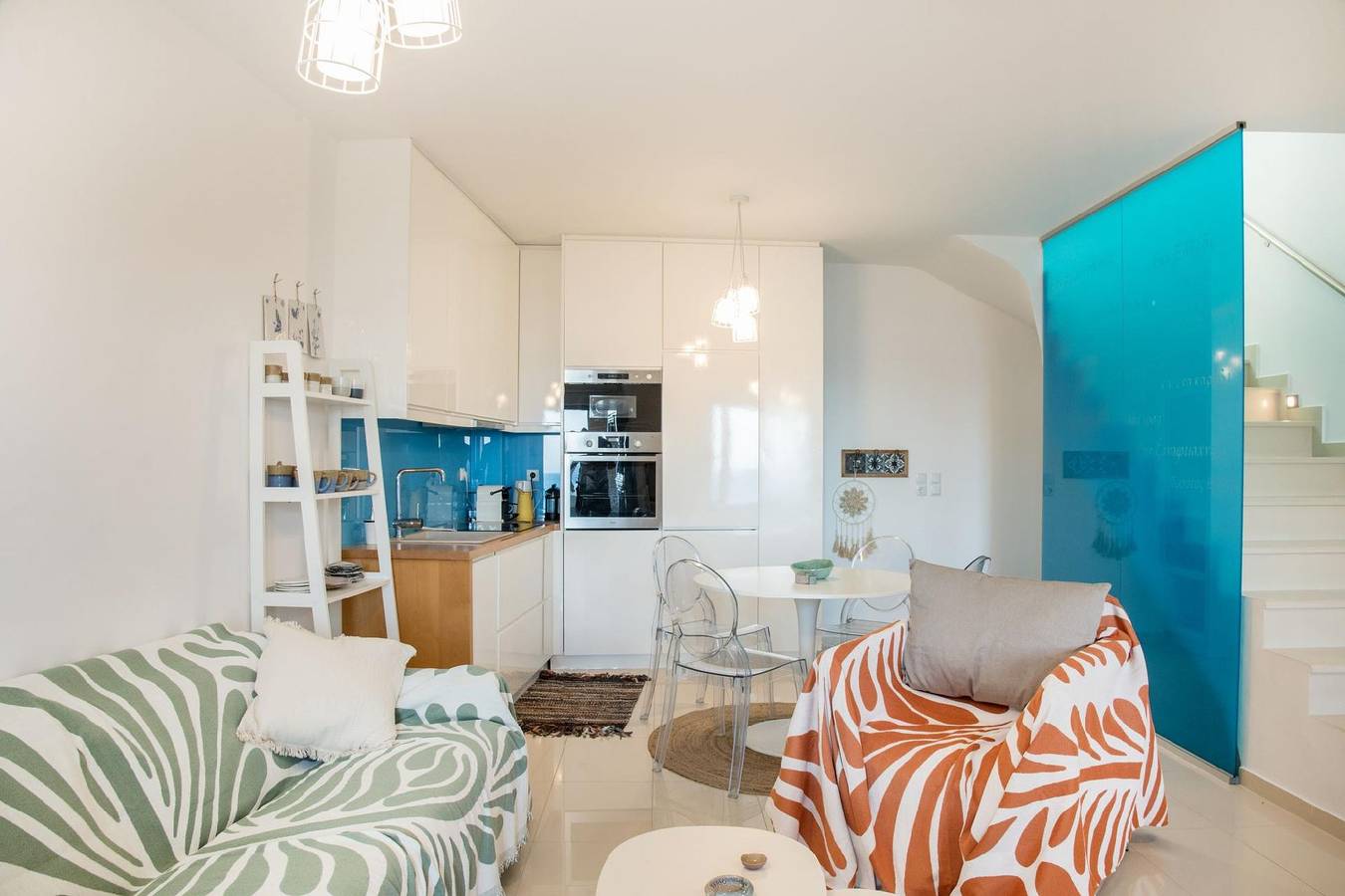 Seafront Villa Moments with Hot Tub, 50m to beach in Noord-Kreta