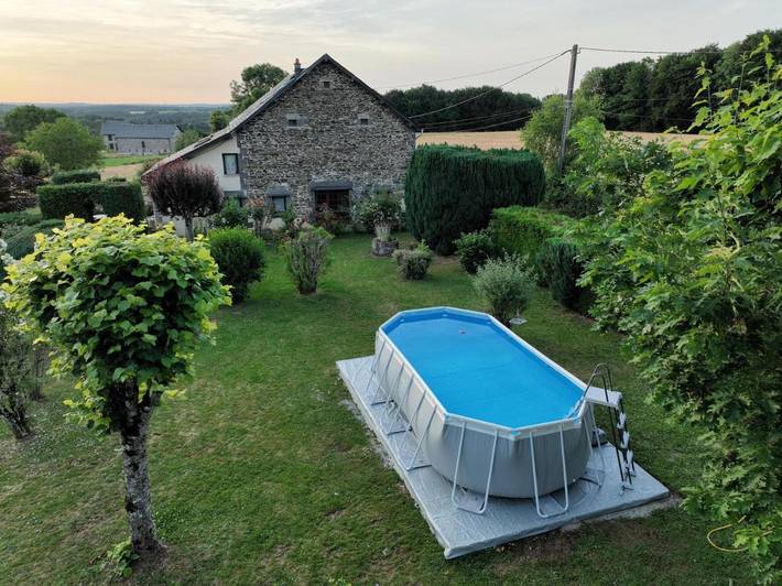 Location de vacances pour 8 personnes, avec piscine ainsi que vue et jardin à Bourg-Lastic - 4