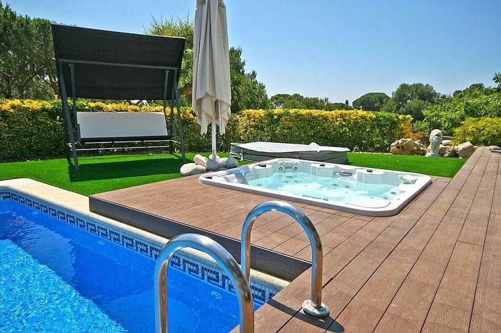 Villa für 24 Personen, mit Balkon und Garten sowie Whirlpool, mit Haustier in Lloret de Mar