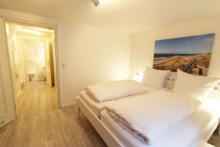 Ganze Wohnung, Gemütlich eingerichtetes Appartement im Erd- und Untergeschoss in Strandnähe in Wenningstedt, Sylt