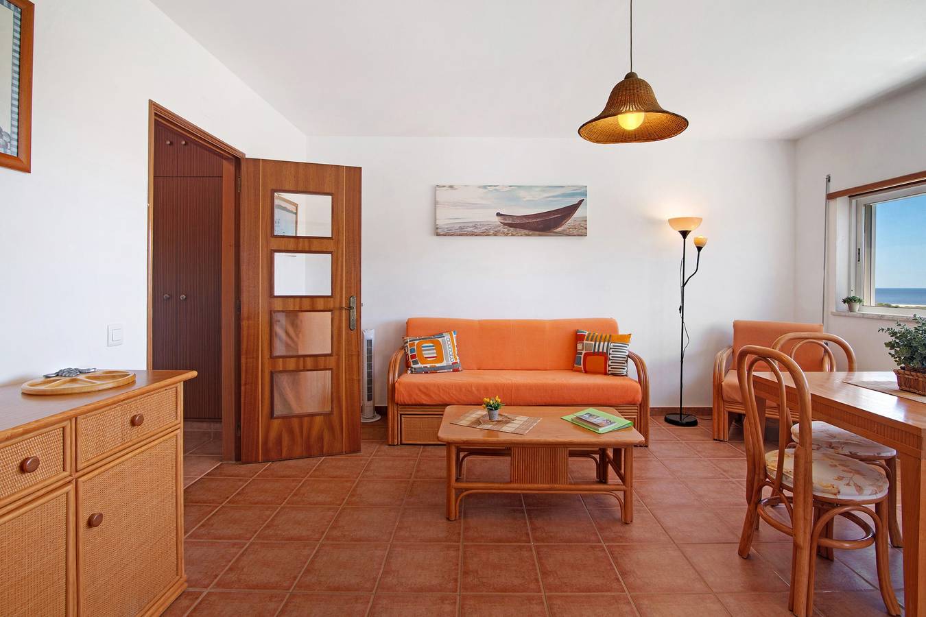 Appartamento intero, Appartamento 'Mare e Cielo' con vista mare e balcone in Praia da Lota, Manta Rota