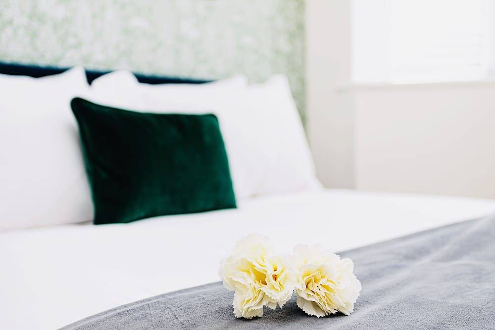 Sea salt Chalet- luxury sleeps 10 + playroom in Barton on Sea, Hampshire