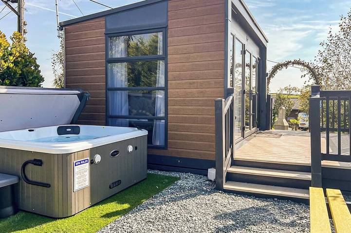 Holiday rental for 2 people, with garden and hot tub in Barrow-in-Furness