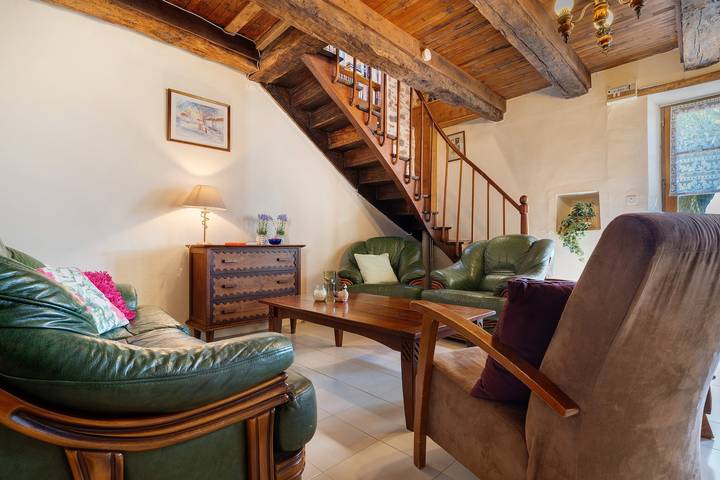 Gîte « La Vigne » avec Piscine Partagée, Terrasse Privée et Wi-Fi in Saint-Saud-Lacoussière, Parc naturel régional Périgord-Limousin