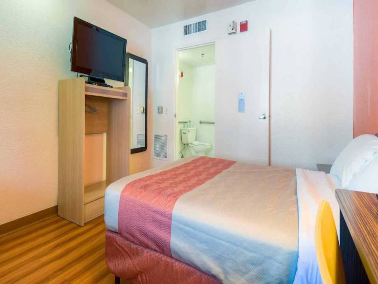 1 Cama Queen | Fumar | Mini Nevera in Palm Springs, Coachella Valley