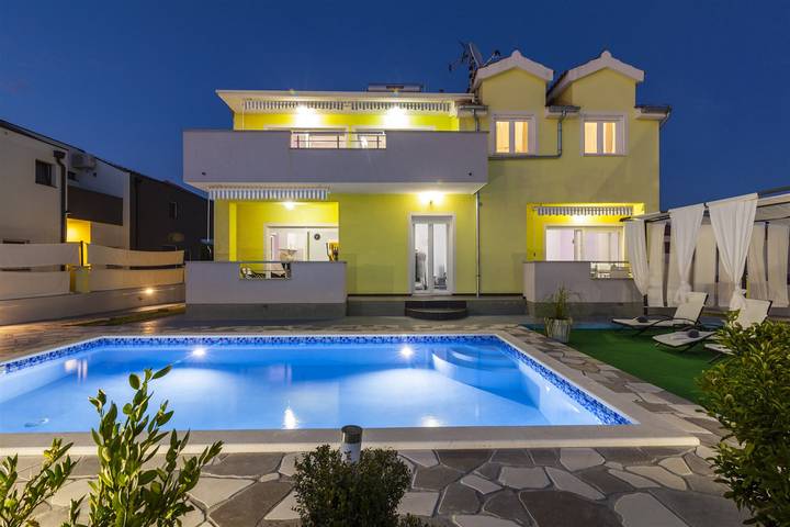 Ferienhaus für 10 Personen, mit Sauna und Garten, kinderfreundlich in Grad Šibenik