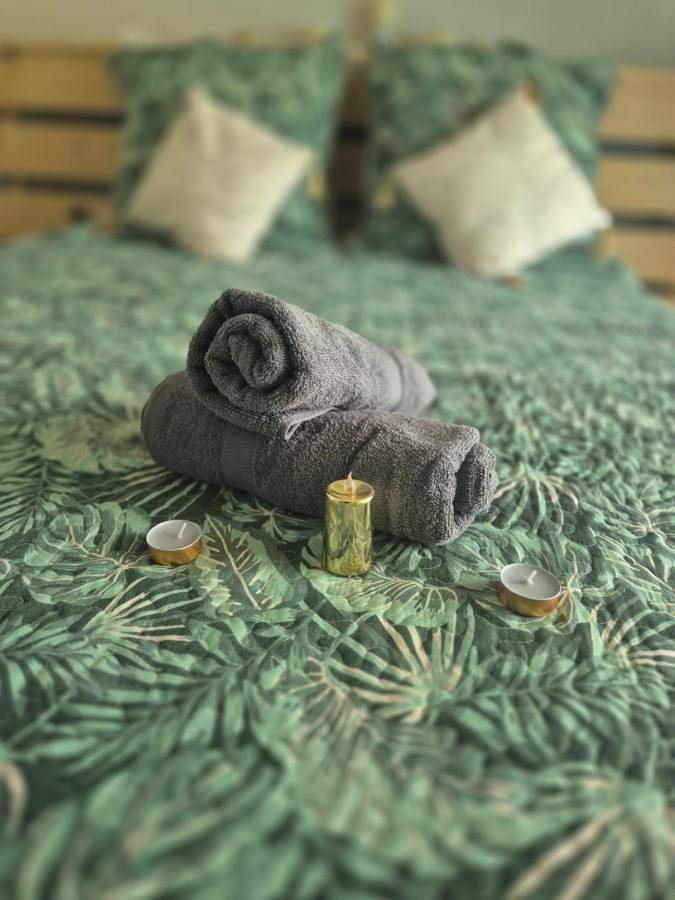 Gîte pour 2 personnes, avec jardin et piscine dans Plage de Folle Anse