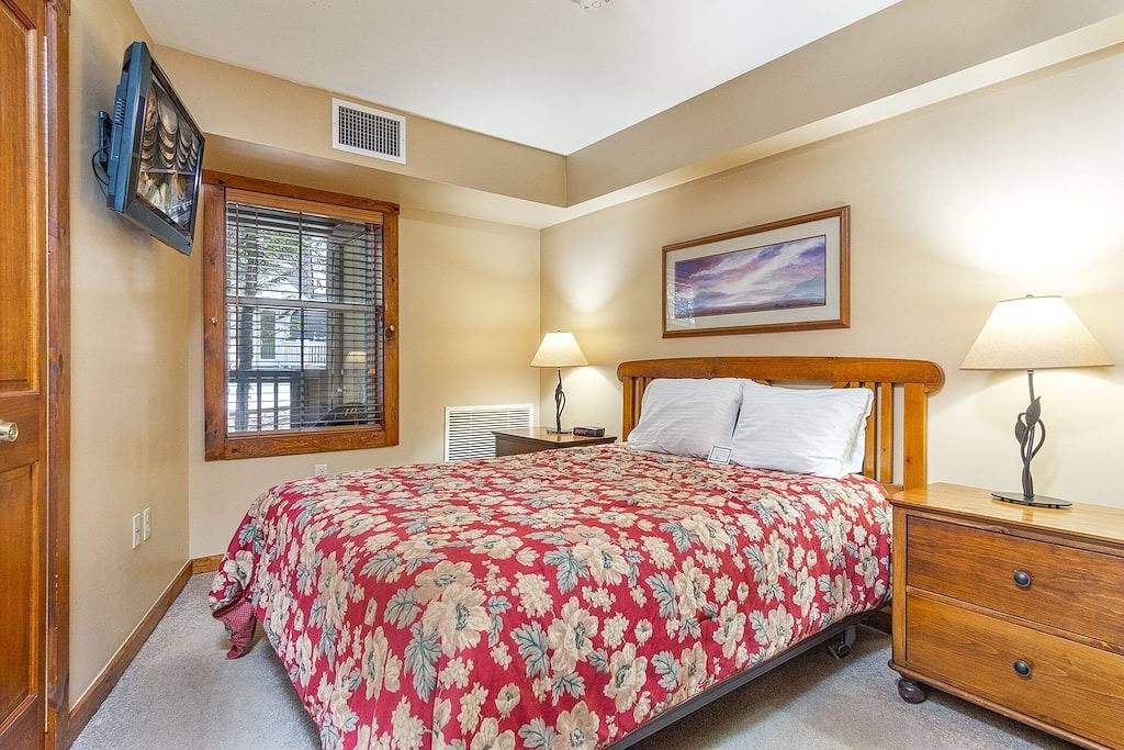 Ganze Wohnung, Rimfire 160: Walking Distance to shops, restaurants, Starbucks 1 Br Sleeps 4 in Snowshoe, Greenbrier River