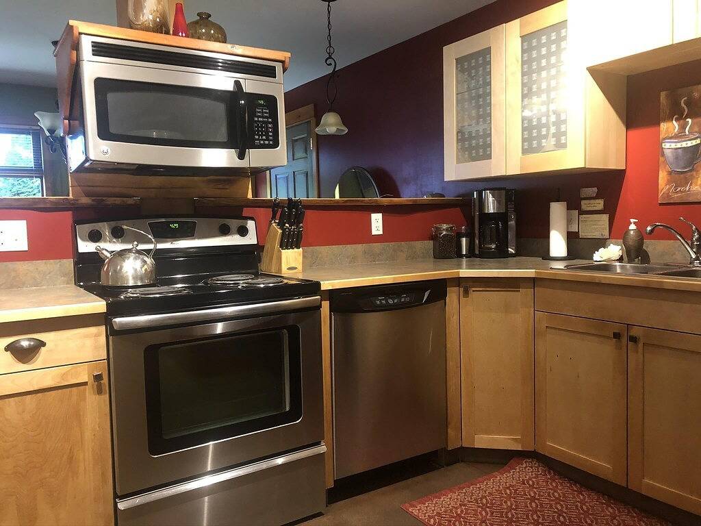 Ganze Wohnung, Wheelchair Accessible 2 Br Downtown Suite: Urban Comfort - Pet Friendly. in Nelson (Britisch-Kolumbien), Whitewater Ski Resort