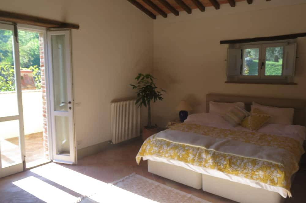 Exquisitely restored pool villa, spacious, v.private yet steps frm local village in Lisciano Niccone, Valtiberina