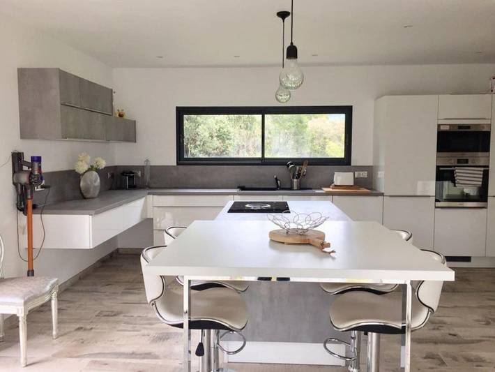 Location de vacances pour 4 personnes, avec vue ainsi que jardin et piscine à Cuttoli-Corticchiato