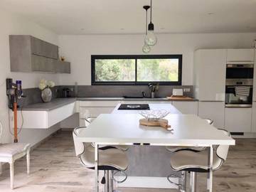 Location de vacances pour 4 personnes, avec vue ainsi que piscine et jardin à Cuttoli-Corticchiato