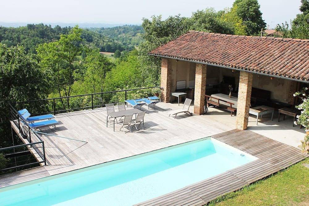 Cascina vegetación histórico de Monferrato. in Portacomaro, Provincia d'Asti